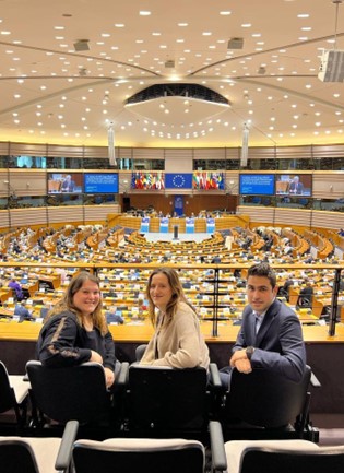 Los participantes del programa GENIUS de la edición 2022-2023 reciben su última sesión formativa en Bruselas